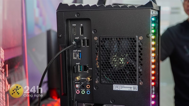 Các cổng kết nối trên mặt sau của ROG Strix GT15 2022 Các cổng kết nối trên mặt sau của ROG Strix GT15 2022