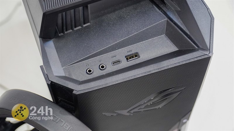 Các cổng kết nối trên mặt trước của ROG Strix GT15 2022 Các cổng kết nối trên mặt trước của ROG Strix GT15 2022