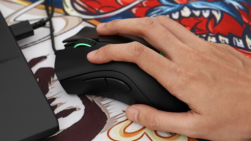 Thiết kế nhỏ gọn của Razer DeathAdder Essential sẽ phù hợp với những người có bàn tay nhỏ.  