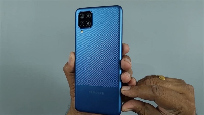 Samsung Galaxy M15 còn được trang bị viên pin 5.500 mAh giúp mang đến thời lượng sử dụng lâu dài Samsung Galaxy M15 còn được trang bị viên pin 5.500 mAh giúp mang đến thời lượng sử dụng lâu dài