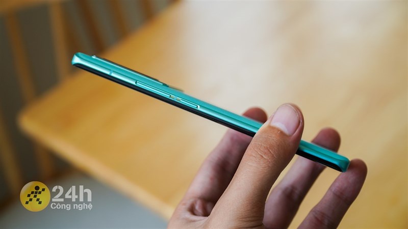 Cạnh phải của Vivo X80 Cạnh phải của Vivo X80