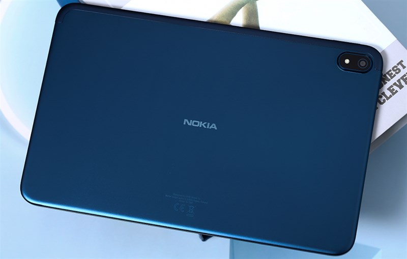 Mặt lưng được hoàn thiện từ kim loại với các cạnh viền bo cong của Nokia Tab T20 cho cảm giác cầm nắm cực kỳ thoải mái. Mặt lưng được hoàn thiện từ kim loại với các cạnh viền bo cong của Nokia Tab T20 cho cảm giác cầm nắm cực kỳ thoải mái.