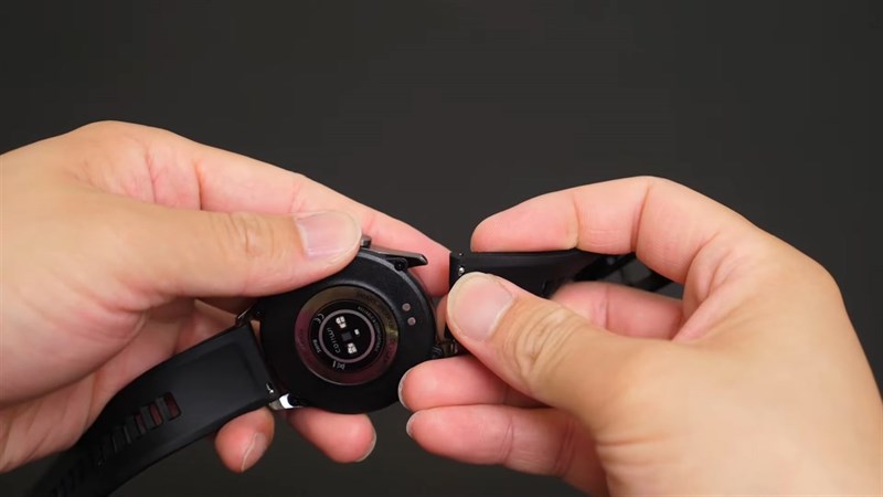 Dây đeo Xiaomi Imilab W12 được làm từ cao su và dễ dàng tháo lắp với thanh chốt khóa Dây đeo Xiaomi Imilab W12 được làm từ cao su và dễ dàng tháo lắp với thanh chốt khóa