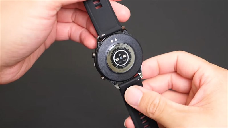Mặt đáy của Xiaomi Imilab W12 được làm từ nhựa nhám nhằm hạn chế gây ngứa vùng đeo Mặt đáy của Xiaomi Imilab W12 được làm từ nhựa nhám nhằm hạn chế gây ngứa vùng đeo