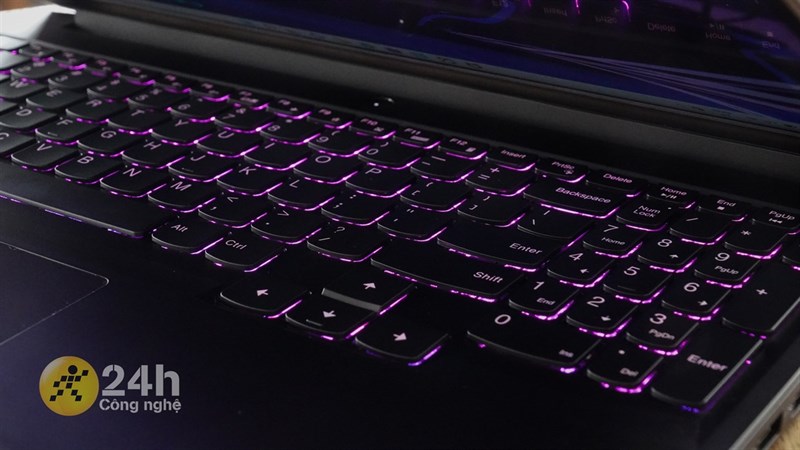 Layout phím và thiết kế bàn phím của IdeaPad Gaming 3 15IHU6 thì khá tương đồng với những chiếc laptop Lenovo khác nên việc làm quen với mình là rất dễ dàng.