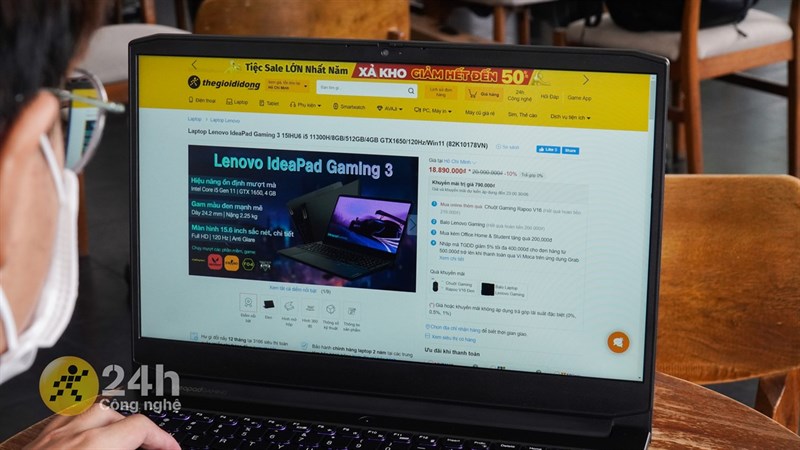 Lenovo IdeaPad Gaming 3 15IHU6 được trang bị màn hình kích thước 15.6 inch cho không gian hiển thị rộng rãi.