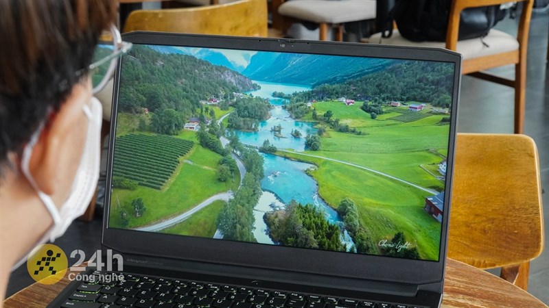 Màn hình của Lenovo IdeaPad Gaming 3 15IHU6 còn có độ phân giải Full HD (1.920x1.080) cho khả năng hiển thị sắc nét, chi tiết.