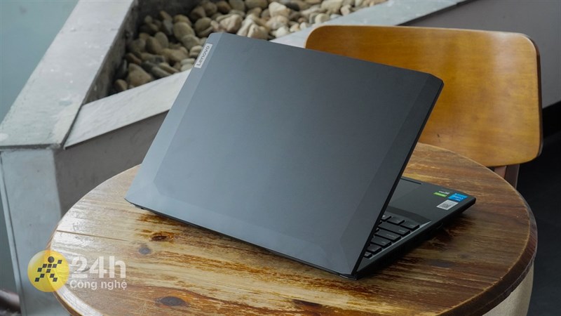 Mặt trước của Lenovo IdeaPad Gaming 3 15IHU6 có thiết kế đơn giản với logo Lenovo được đặt ở vị trí quen thuộc cùng ba đường vát chéo nhẹ về các cạnh