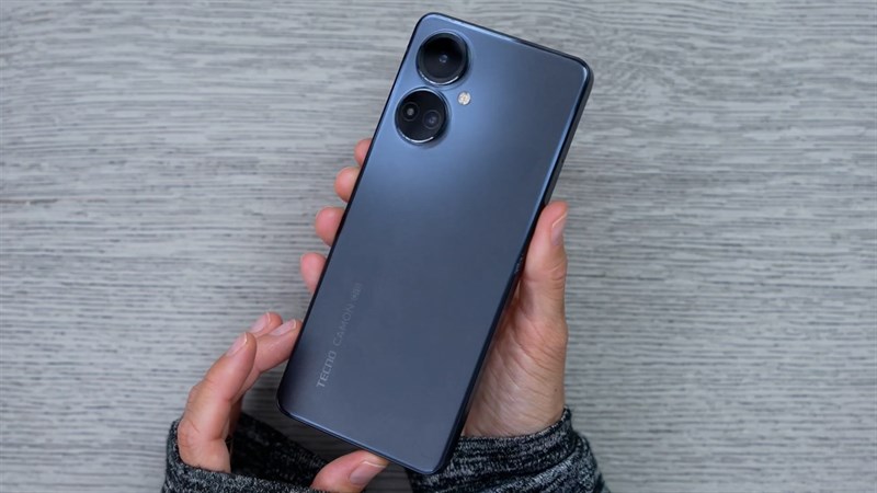 Mặt lưng Tecno Camon 19 Pro 5G được hoàn thiện dạng nhám Mặt lưng Tecno Camon 19 Pro 5G được hoàn thiện dạng nhám