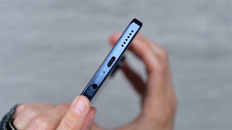 Cạnh dưới của Tecno Camon 19 Pro 5G gồm lỗ cắm tai nghe 3.5 mm, cổng sạc USB Type - C, mic thoại và loa ngoài Cạnh dưới của Tecno Camon 19 Pro 5G gồm lỗ cắm tai nghe 3.5 mm, cổng sạc USB Type - C, mic thoại và loa ngoài