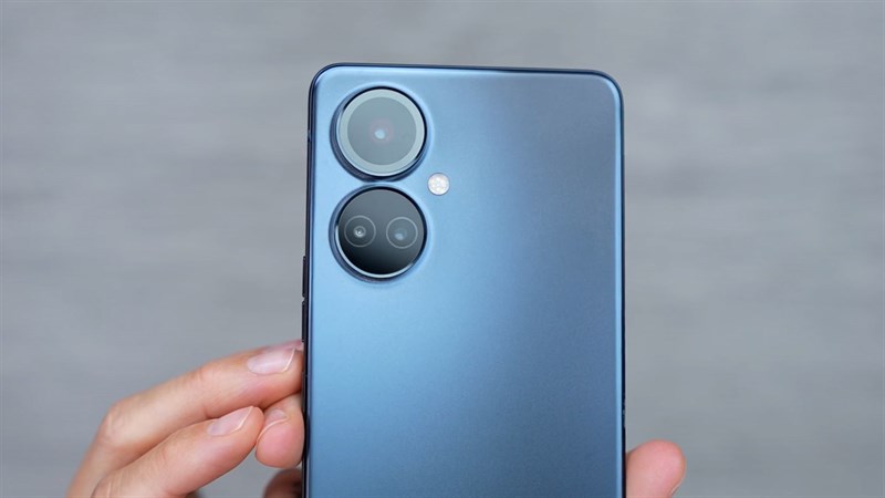 Điểm nhấn trên phần mặt lưng này chính là cụm 3 camera nhưng được thiết kế nằm trong 2 vòng tròn kép Điểm nhấn trên phần mặt lưng này chính là cụm 3 camera nhưng được thiết kế nằm trong 2 vòng tròn kép