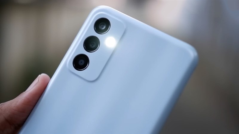 Mặt sau bằng nhựa cùng với cụm camera được thiết kế tỉ mỉ là những gì mình mong đợi ở Galaxy F14 Mặt sau bằng nhựa cùng với cụm camera được thiết kế tỉ mỉ là những gì mình mong đợi ở Galaxy F14