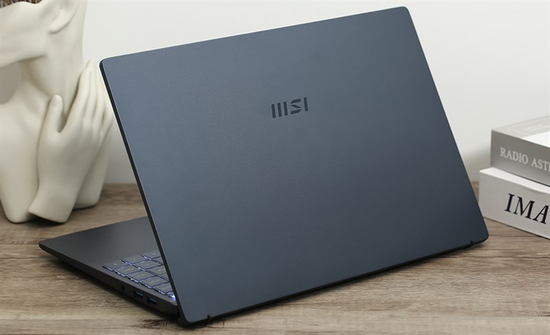 Laptop intel cấu hình tốt MSI Modern 14 với chip Intel Core i3, RAM 8 GB.