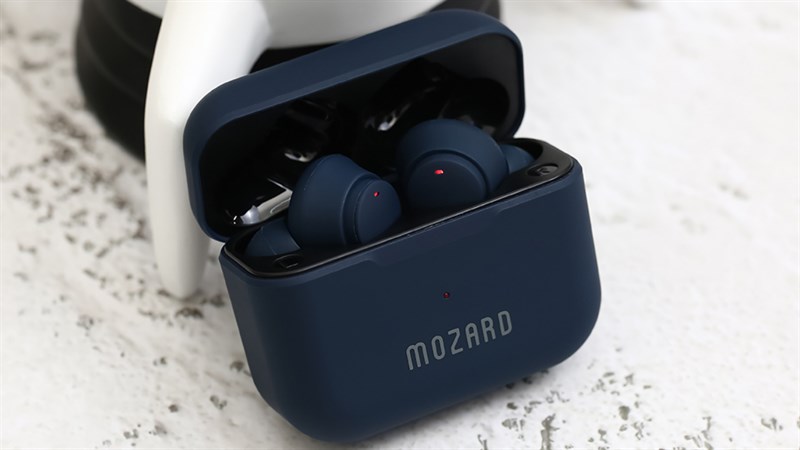 Thiết kế của Mozard Air 6 có phần vuông vức và gọn nhẹ, dễ dàng mang theo bên mình mọi lúc mọi nơi. Thiết kế của Mozard Air 6 có phần vuông vức và gọn nhẹ, dễ dàng mang theo bên mình mọi lúc mọi nơi.