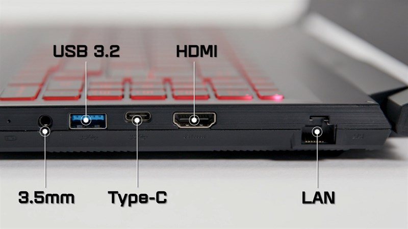 Cạnh trái của MSI Bravo 15 với cổng tai nghe 3.5 mm, cổng USB-A 3.2, cổng USB-C, công HDMI và cổng LAN RJ45