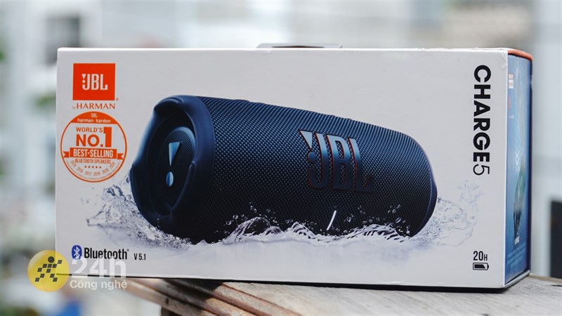 Mặt trước hộp JBL Charge 5 là hình ảnh sản phẩm được in nổi bật