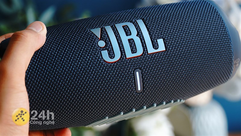 Logo JBL được in chìm trên thân loa một cách tinh tế