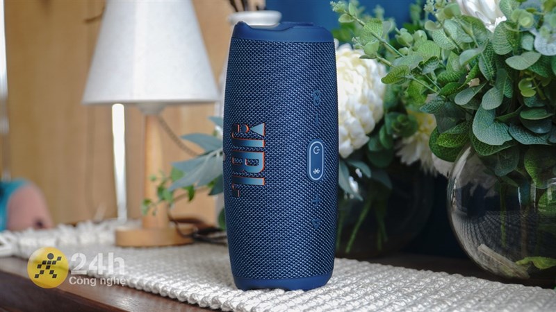 JBL Charge 5 có kích thước trung bình, dễ dàng mang theo đến bất kỳ đâu