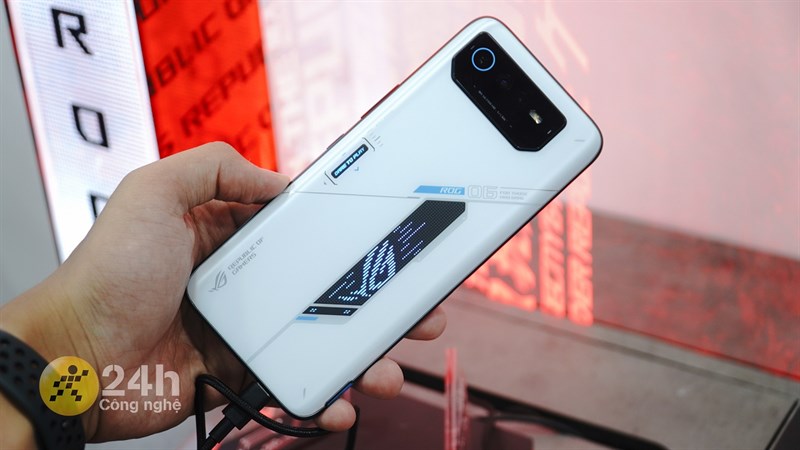 ROG Phone 6 sở hữu màu trắng năng động cùng những đường nét, chi tiết đậm chất gaming