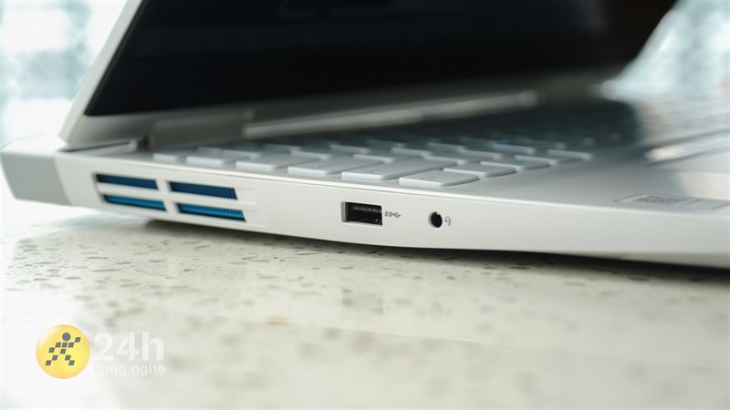 Cả cạnh phải và trái của máy đều có cổng USB-A nhưng bên trái sẽ có thêm cổng tai nghe 3.5 mm.