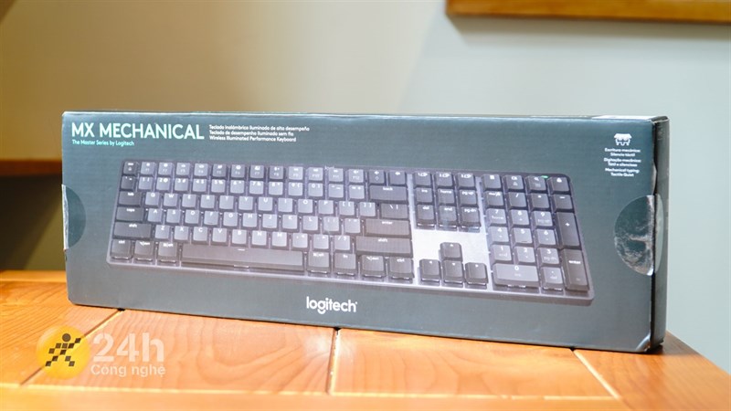 Hộp đựng bên ngoài của Logitech MX Mechanical có tông màu xám là chủ đạo. Hộp đựng bên ngoài của Logitech MX Mechanical có tông màu xám là chủ đạo.