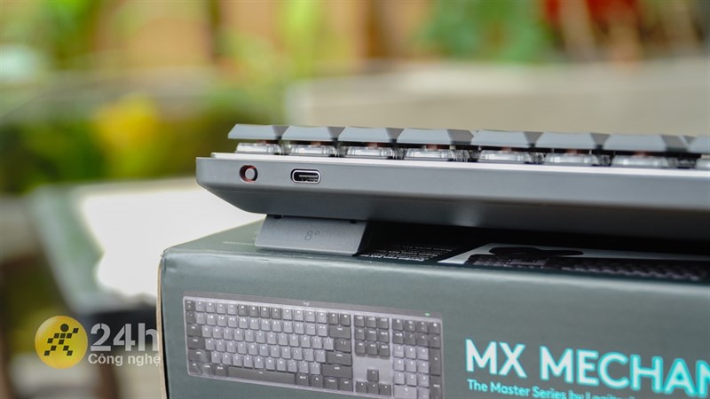 Cặp chân để ở bên dưới Logitech MX Mechanical giúp nâng bàn phím lên 8 độ nhằm mang đến cảm giác thoải mái khi làm việc. Cặp chân để ở bên dưới Logitech MX Mechanical giúp nâng bàn phím lên 8 độ nhằm mang đến cảm giác thoải mái khi làm việc.