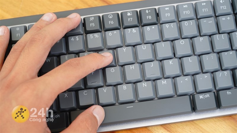 Các phím của Logitech MX Mechanical có hành trình vừa phải, độ nảy tốt cùng keycap lớn giúp mình làm quen nhanh chóng. Các phím của Logitech MX Mechanical có hành trình vừa phải, độ nảy tốt cùng keycap lớn giúp mình làm quen nhanh chóng.
