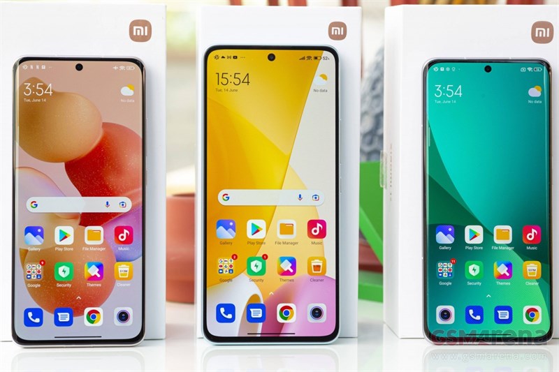 Xiaomi 12 Lite (ở giữa) thừa hưởng ngôn ngữ thiết kế cao cấp từ dòng Xiaomi 12, 12X và 12 Pro