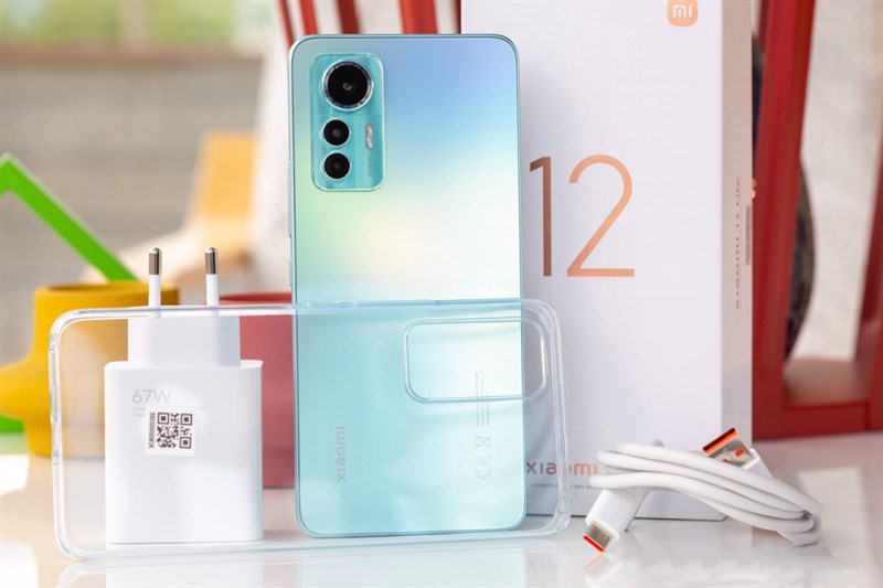 Trong hộp Xiaomi 12 Lite, hãng vẫn tặng đầy đủ phụ kiện cho người dùng