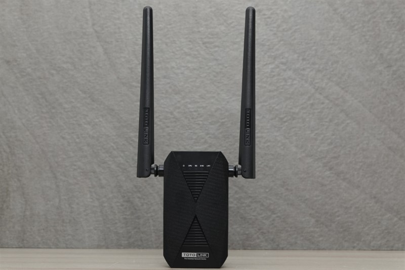 Totolink EX1200T sở hữu thiết kế chắc chắn bền bỉ cùng vẻ ngoài mang phong cách hiện đại. Totolink EX1200T sở hữu thiết kế chắc chắn bền bỉ cùng vẻ ngoài mang phong cách hiện đại.