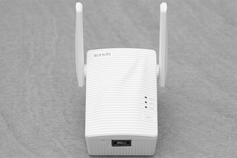 Tenda A18 sở hữu thiết kế khá nhỏ gọn để bạn có thể lắp đặt tại bất kỳ vị trí nào trong nhà. Tenda A18 sở hữu thiết kế khá nhỏ gọn để bạn có thể lắp đặt tại bất kỳ vị trí nào trong nhà.
