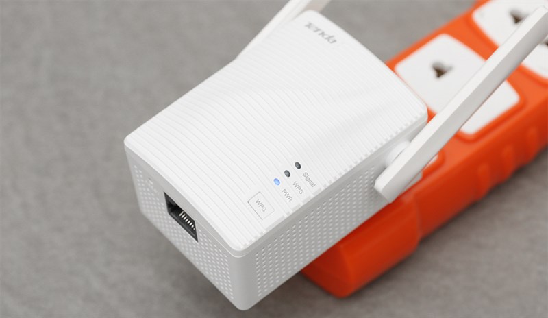 Tenda A18 còn cho bạn khả năng kết nối nhanh trên cả hai băng tần 2.4 GHz và 5 GHz. Tenda A18 còn cho bạn khả năng kết nối nhanh trên cả hai băng tần 2.4 GHz và 5 GHz.