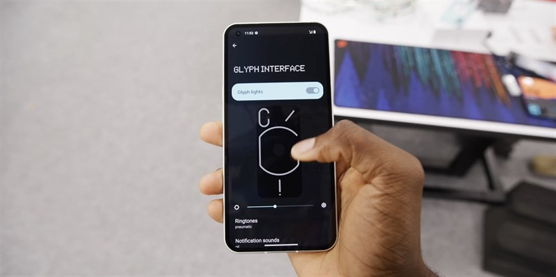 Ứng dụng Glyph Interface trên Nothing Phone (1) dùng để điều chỉnh hệ thống đèn LED của máy. Nguồn: MKBHD.