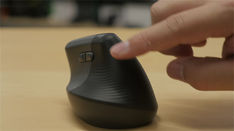 Trên tay chuột Logitech Lift: Thiết kế công thái học, pin dùng 2 năm và giá chỉ 1.64 triệu* Trên tay chuột Logitech Lift: Thiết kế công thái học, pin dùng 2 năm và giá chỉ 1.64 triệu*