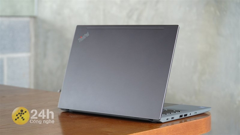 ThinkPad P14s G2 sở hữu thiết kế quen thuộc với logo ThinkPad nằm ở góc trái của mặt A.