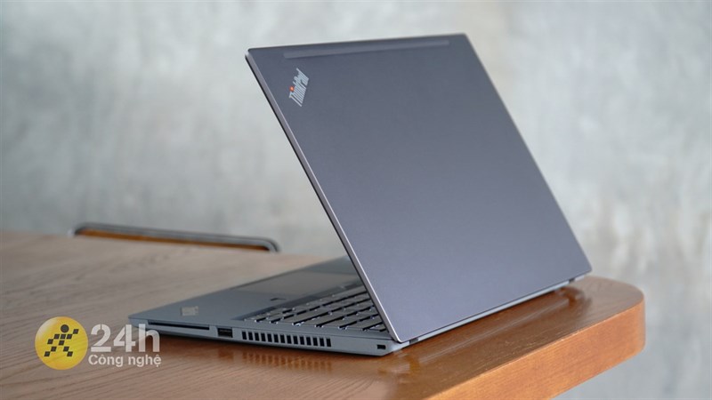 Mặc dù vậy thì ThinkPad P14s G2 vẫn có những điểm nhấn riêng và đó chính là tông màu xám của máy.