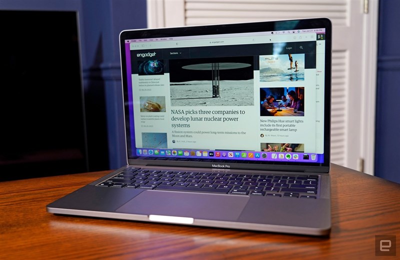 Điểm trừ trong thiết kế là phần viền màn hình của Macbook Pro M2 2022 vẫn còn dày so với các đối thủ khác trong cùng phân khúc. Điểm trừ trong thiết kế là phần viền màn hình của Macbook Pro M2 2022 vẫn còn dày so với các đối thủ khác trong cùng phân khúc.