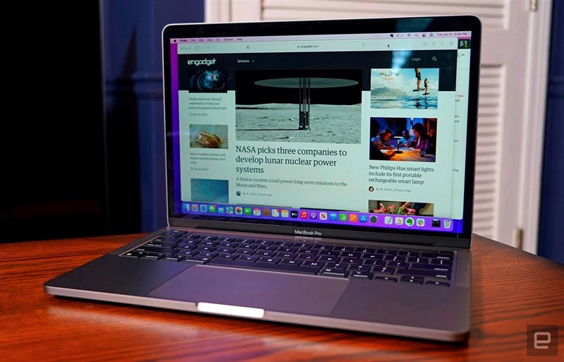 Macbook Pro M2 2022 có thể đạt tới 17 giờ sử dụng web không dây và lên đến 20 giờ phát lại phim ứng dụng Apple TV Macbook Pro M2 2022 có thể đạt tới 17 giờ sử dụng web không dây và lên đến 20 giờ phát lại phim ứng dụng Apple TV