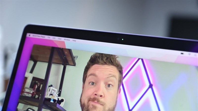 Nhờ bộ xử lý hình ảnh mới trên Apple M2, Macbook Pro M2 2022 cho ra chất lượng ảnh khi video call bằng webcam tốt hơn Nhờ bộ xử lý hình ảnh mới trên Apple M2, Macbook Pro M2 2022 cho ra chất lượng ảnh khi video call bằng webcam tốt hơn