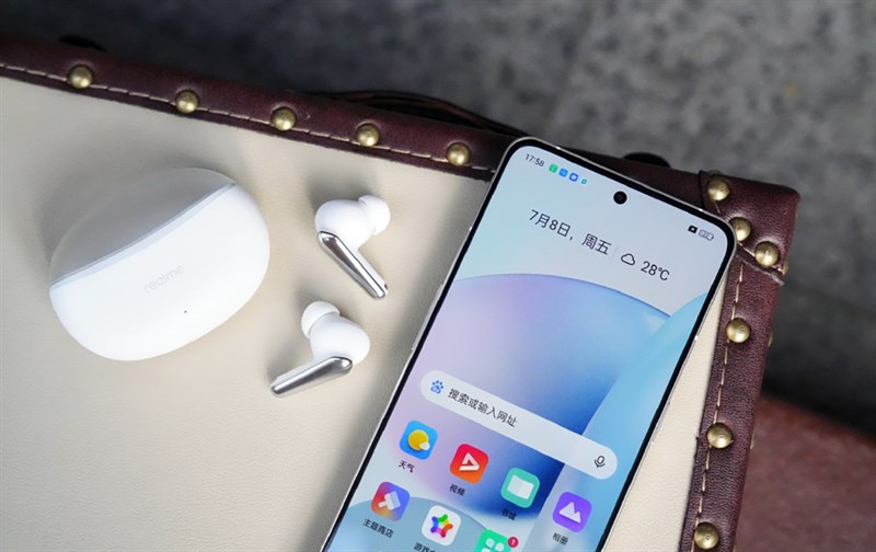 Một điểm đặc biệt của hộp sạc Realme Buds Air 3 Neo đó là phần nắp được làm dạng trong suốt cho phép mình quan sát tai nghe bên trong một cách dễ dàng mà không cần mở nắp đậy. Một điểm đặc biệt của hộp sạc Realme Buds Air 3 Neo đó là phần nắp được làm dạng trong suốt cho phép mình quan sát tai nghe bên trong một cách dễ dàng mà không cần mở nắp đậy.