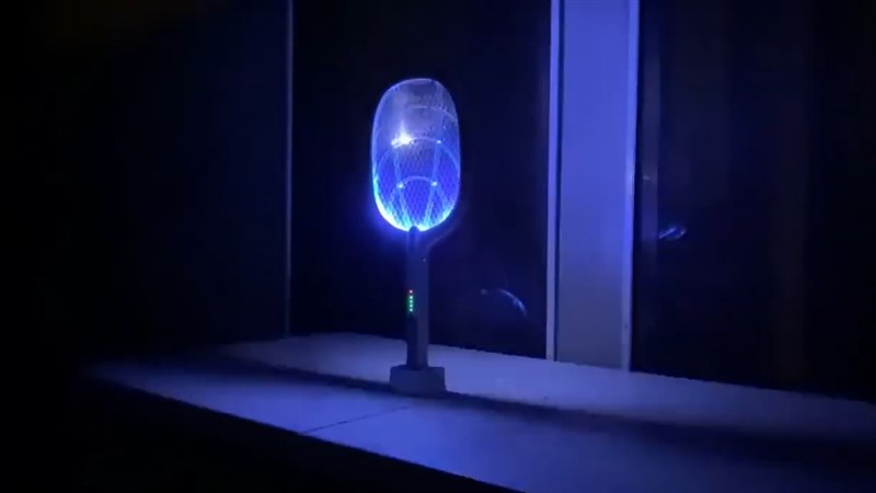 Các loại vợt muỗi hiện đại được tích hợp đèn UV để thu hút muỗi. Nguồn: GizModern. Các loại vợt muỗi hiện đại được tích hợp đèn UV để thu hút muỗi. Nguồn: GizModern.