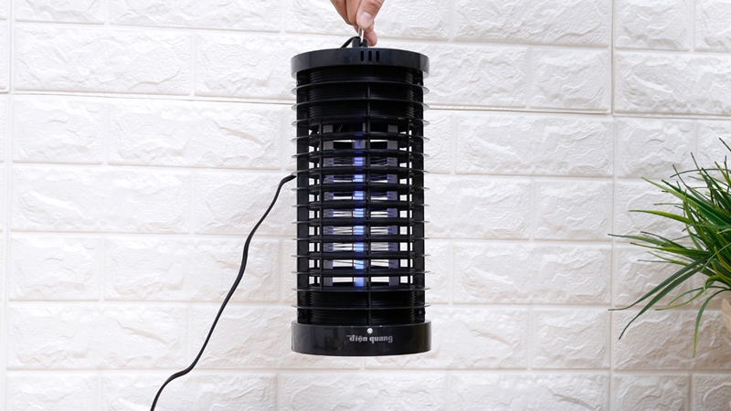 Đặt đèn ở chỗ thoáng sẽ giúp diệt muỗi hiệu quả hơn. Đặt đèn ở chỗ thoáng sẽ giúp diệt muỗi hiệu quả hơn.