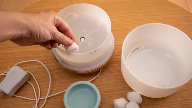Cần vệ sinh máy xông tinh dầu trước và sau khi sử dụng. Nguồn: HGTV Cần vệ sinh máy xông tinh dầu trước và sau khi sử dụng. Nguồn: HGTV