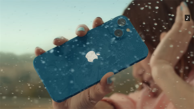 iPhone 13 trở thành tấm khiên chắn nước cho chủ nhân iPhone 13 trở thành tấm khiên chắn nước cho chủ nhân