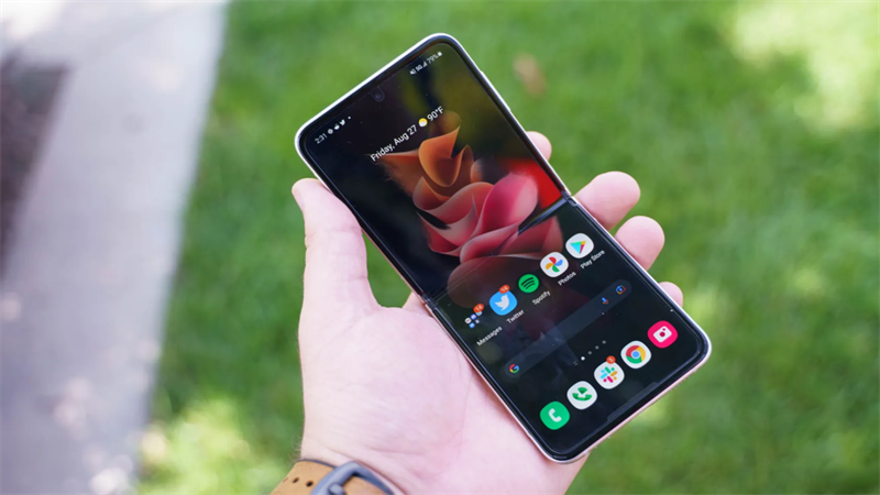 Ảnh minh họa Galaxy Z Flip3 Ảnh minh họa Galaxy Z Flip3