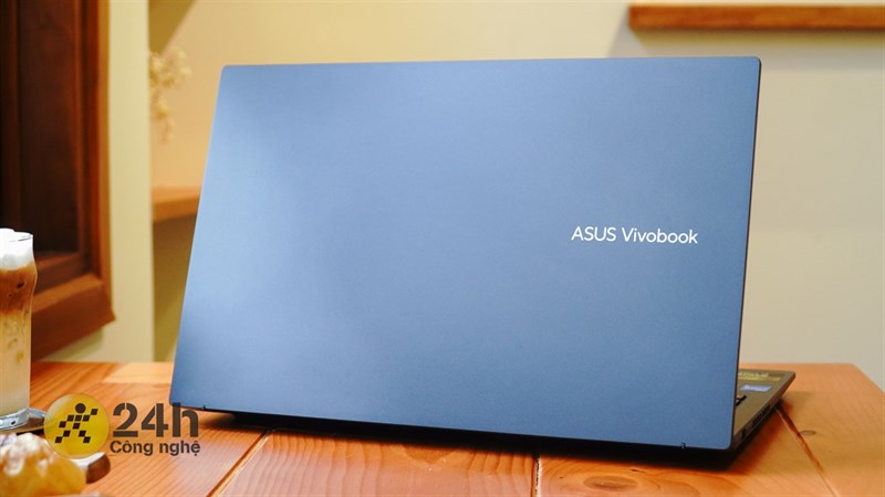 Tông màu xanh của VivoBook 15X OLED rất đẹp nhưng hơi dễ bám dấu vân tay trong quá trình dùng. Tông màu xanh của VivoBook 15X OLED rất đẹp nhưng hơi dễ bám dấu vân tay trong quá trình dùng.