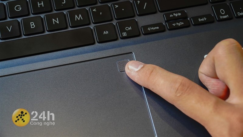 Góc trên bên phải của TouchPad này còn có cảm biến vân tay và mình nhận thấy cảm biến này có tốc độ nhận diện nhanh. Góc trên bên phải của TouchPad này còn có cảm biến vân tay và mình nhận thấy cảm biến này có tốc độ nhận diện nhanh.