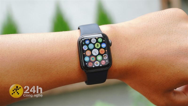 Cách theo dõi và đặt mục tiêu tập luyện trên Apple Watch SE