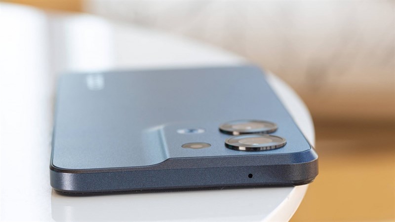 OPPO Reno8 sở hữu điểm nhấn với cụm camera lồi được đặt liền mạch với mặt lưng của thiết bị OPPO Reno8 sở hữu điểm nhấn với cụm camera lồi được đặt liền mạch với mặt lưng của thiết bị