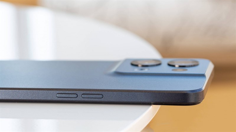 Phần khung viền và mặt lưng của OPPO Reno8 được chế tác từ nhựa nhám giúp chống bám vân tốt hơn Phần khung viền và mặt lưng của OPPO Reno8 được chế tác từ nhựa nhám giúp chống bám vân tốt hơn